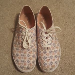 Cute American Eagle youth size 4 1/2 shoes